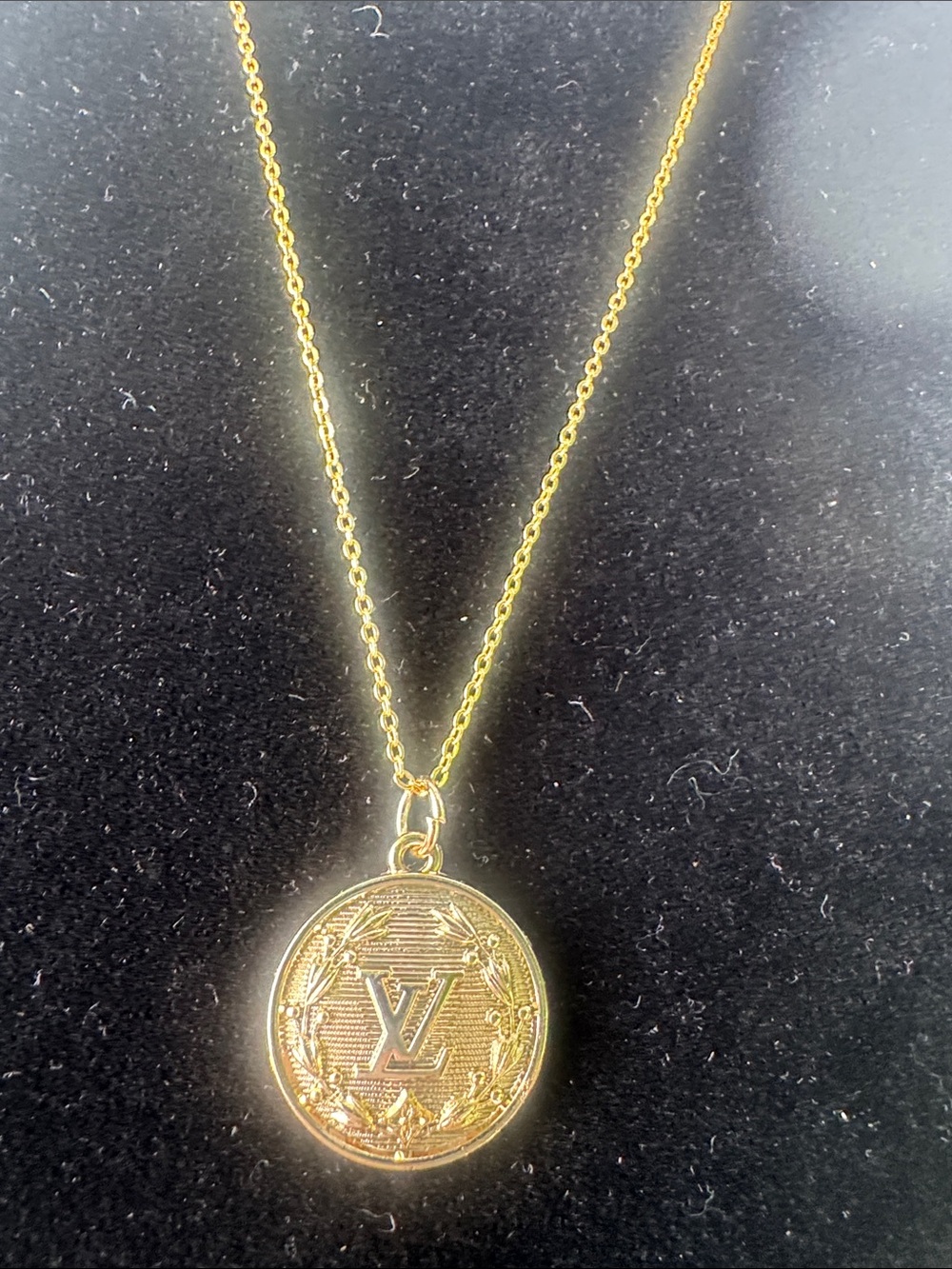Necklace,  Gold tone  Pendant